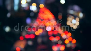 惊人的Blur汽车<strong>夜间</strong>交通灯博克在繁忙的<strong>街道</strong>在曼谷，泰国。 4K.
