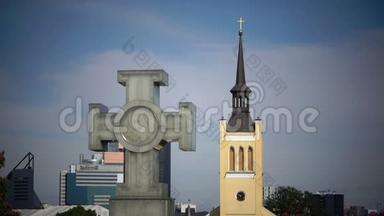 自由纪念碑，是1918-1920年解放战争和1860年在自由广场`圣约翰教堂。 塔林