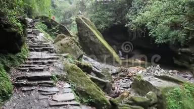 尼泊尔喜马拉雅山Ghorepani Ghandruk徒步<strong>旅行路线</strong>上的瀑布