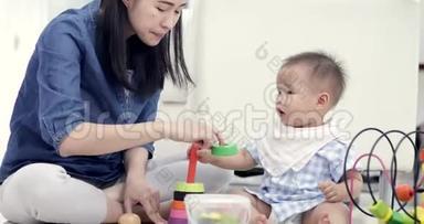 可爱的小<strong>宝宝和妈妈</strong>在一起。 母子玩教育玩具.. 男孩<strong>和</strong>女人一起玩。