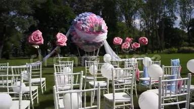 婚礼装饰以一个巨大的飞行球的形式。 现场总平面图.. 在开阔的乡村，夏天，温暖的天气