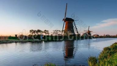 河岸上古老的风车。 荷兰之美。 世界上最风景如画的地方。 旧<strong>工程建筑</strong>