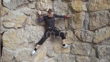 <strong>登山</strong>训练的年轻攀岩者。 白人男子在室内攀岩场攀岩。 训练<strong>登山</strong>者