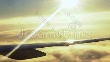 以飞机机翼为背景的阳光。 很漂亮的样子。 在云层上。 照相机把云层移下