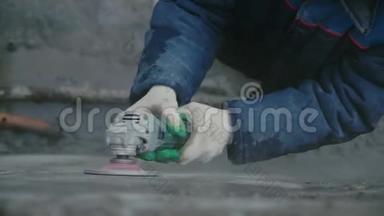 施工现场用砂轮机切割完成混凝土墙面的施工人员.. 剪辑。 工人研磨混凝土