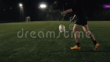 <strong>全程</strong>橄榄球运动员腿部击球，足球运动场，近距离慢动作踢球。
