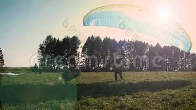 滑翔伞从俄罗斯西伯利亚的风景中起飞。