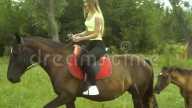 运动的少女骑着马
