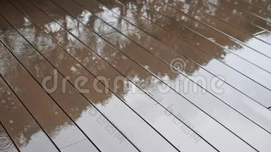 雨滴滴在地板上。 泰国热带雨季背景概念。 4K.