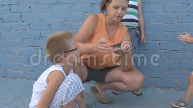 有孩子的瘦女孩抓住麻雀小鸡，看着他在她的怀里。