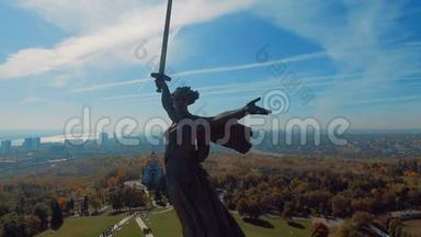 俄罗斯Mamaev Kurgan<strong>的</strong>空中景色。 背景上<strong>的</strong>云。 祖国<strong>召唤</strong>。