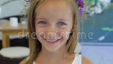 在海湾酒吧的镜头前微笑的快乐小女孩的肖像。 4K