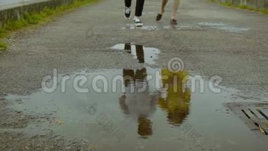一对夫妇在堤岸<strong>雨后</strong>散步跳舞。