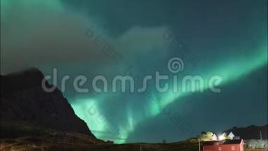 4k时间推移<strong>电影</strong>剪辑北极光在洛福顿群岛，挪威。 奥罗拉。 绿色北极光。 星空