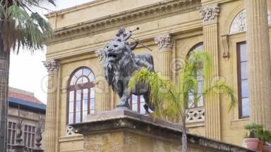 欧洲城市街道上的狮子雕像。 库存。 以建筑物为背景的狮子石雕