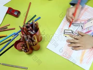 小男孩在幼儿园画画