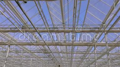 在大型现代化温室中关闭屋顶的过程.. 大型现代化温室的屋顶封闭