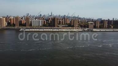美国纽约曼哈顿桥和地区的鸟瞰图。 无人机在东河岸边转弯..