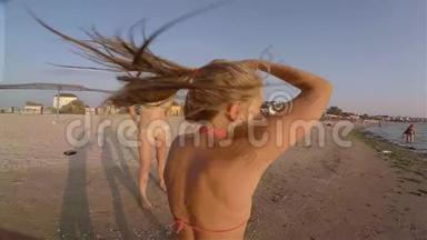 笑着的<strong>小女孩</strong>正在沙滩上玩耍和<strong>奔跑</strong>，拿着相机