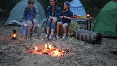 在营地旅行，母亲、父亲和儿子在森林里休息，母亲、孩子和爸爸在贝尔菲旁边，<strong>全家</strong>晚上野餐
