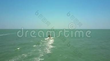冲浪者在蓝天下航行到地平线
