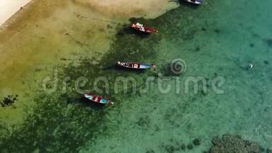 礁石附近的渔船。 美丽的海景渔船漂浮在蔚蓝的海水上，靠近雄伟的珊瑚礁