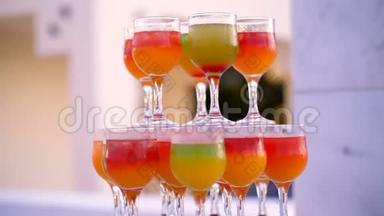 鸡尾酒会，一种由五颜六色的饮料设计的鸡尾酒，玻璃酒杯中的鸡尾酒，原始的酒精和非酒精