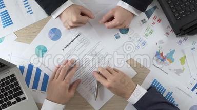商务人士签署商务合同，男士握手
