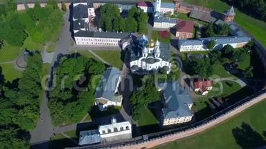 <strong>圣索菲亚</strong>大教堂的景色。 空中录像。 俄罗斯诺夫哥罗德的克里姆林宫