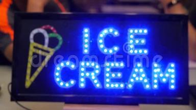 闪烁的<strong>LED</strong>冰淇淋店街<strong>广告</strong>标志视频与博克效应。 4K.
