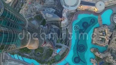 迪拜喷泉，从迪拜哈利法，阿拉伯联合酋长国。 库存。 迪拜市中心和迪拜的俯视图
