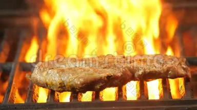 牛排<strong>特写</strong>在烤架的背景火焰从煤，慢镜头，<strong>特写视频</strong>