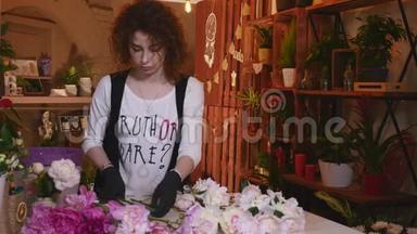 女人在鲜花店做牡丹花束