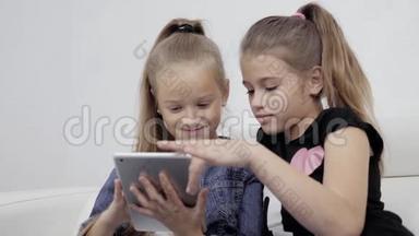 带平板<strong>电脑</strong>的女孩。 室内<strong>两个</strong>女朋友的肖像。 <strong>两个</strong>少女看着笔记本<strong>电脑</strong>平板<strong>电脑</strong>。