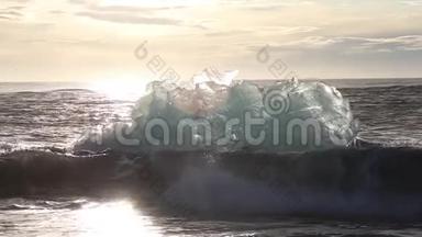 冰山和一片蓝白冰卷在海浪上.. 波浪在冰上破碎。 日出时在海滩冲浪。 冰岛。 斯隆