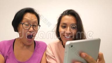 母女俩用手机平板制作搞笑自拍照片.. 4k.