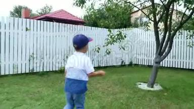 夏天，一个四岁的男孩赤脚在一片绿色的草坪上、草地上、院子里慢跑。 <strong>开心</strong>，<strong>开心</strong>