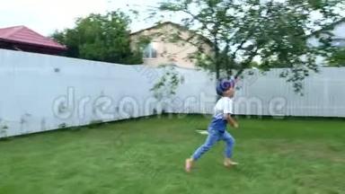夏天，一个四岁的男孩赤脚在一片绿色的草坪上、草地上、院子里慢跑。 <strong>开心</strong>，<strong>开心</strong>