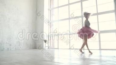 <strong>芭蕾舞</strong>演员穿着一双塔图和尖角鞋在高空旋转和跳跃。 年轻的<strong>芭蕾舞</strong>演员在跳舞。 慢<strong>动作</strong>
