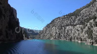 从Oimapinar大坝地区的山崖湖上航行的一艘船上可以看到。 土耳其绿色峡谷景观