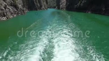 从Oimapinar大坝地区的山崖湖上航行的一艘船上可以看到。 土耳其绿色峡谷景观