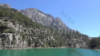 从Oimapinar大坝地区的<strong>山崖</strong>湖上航行的一艘船上可以看到。 土耳其绿色峡谷景观