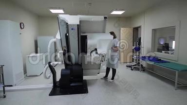 城市医院的护士降低了X光机，以便为病人`骨结构拍照。