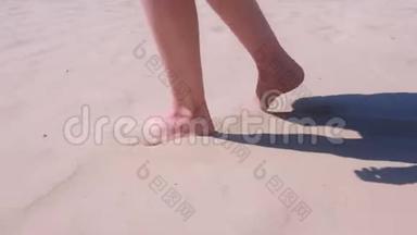 女人光着脚在沙滩上散步，在<strong>海边度假</strong>，脚在沙滩上。