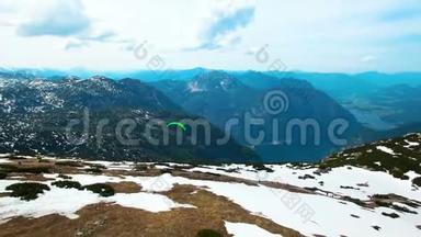 从奥地利雪山起飞滑翔伞的空中全景。 阿尔卑斯山的美丽景色。