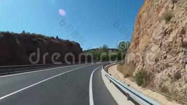 摩托车手在西班牙的风景山沙漠风景和空山路上骑车。 第一人称观点