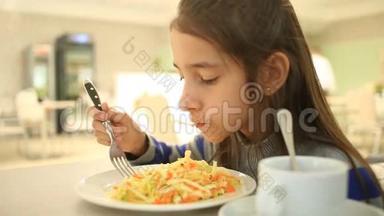 小孩在一家餐馆吃素菜色拉
