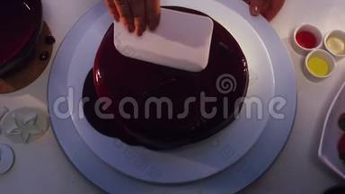 紫罗兰奶油蛋糕顶部是光滑的白色扁平方形塑料卡。