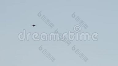 无人机在天空中飞行，拍摄一些东西