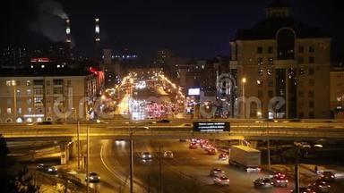 一座城市的灯光和汽车骑在道路和桥梁上。 夜晚的灯光。